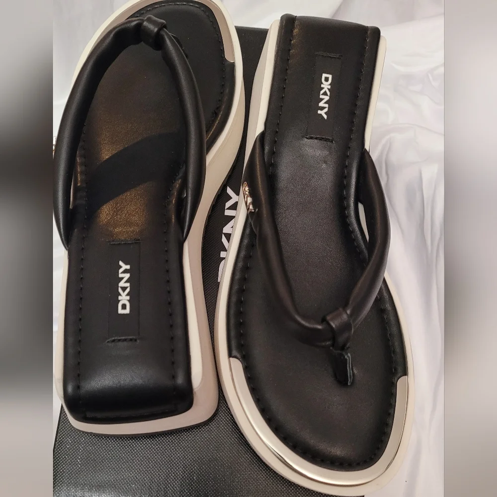 DKNY Maeryn Platform Semi Glaze Thong Sandal Black White 7.5M MSRP $110 NIB New